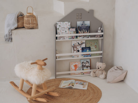 Wall-mounted house-shaped bookshelf – safe & space-saving Montessori book storage