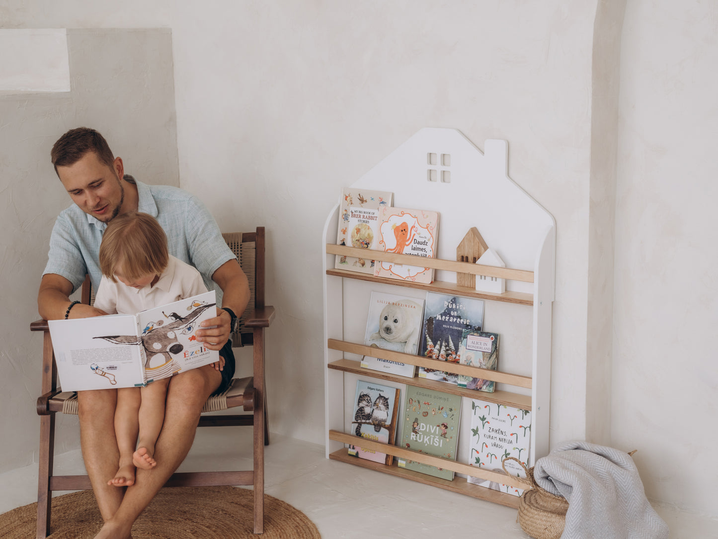 Weißes Wandbücherregal in Hausform für Kinder – platzsparender Bücherorganizer