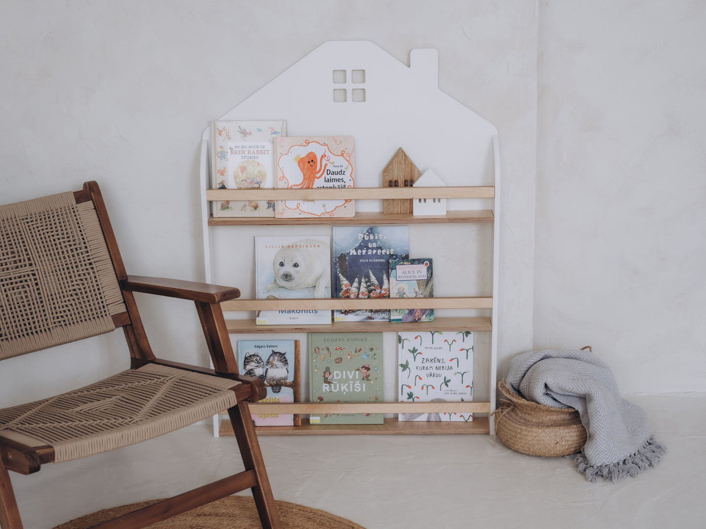 Weißes Wandbücherregal in Hausform für Kinder – platzsparender Bücherorganizer