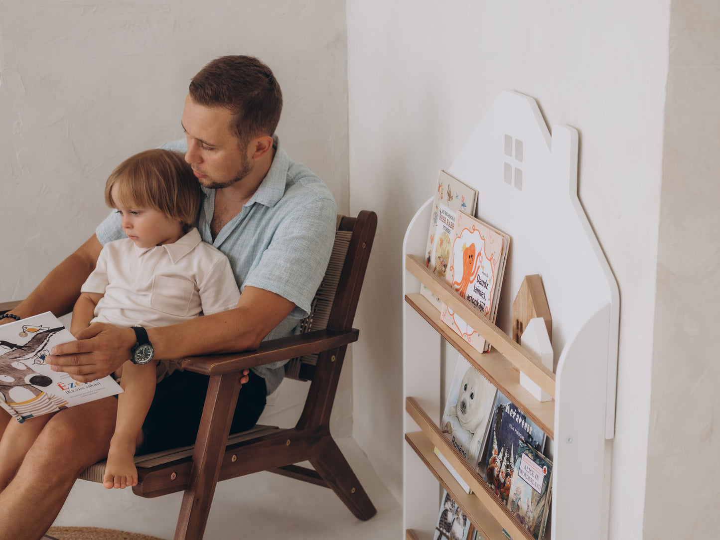 Weißes Wandbücherregal in Hausform für Kinder – platzsparender Bücherorganizer