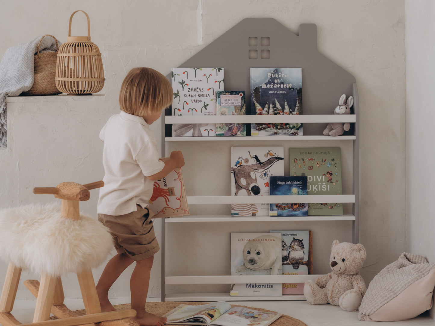 Wall-mounted house-shaped bookshelf – safe & space-saving Montessori book storage