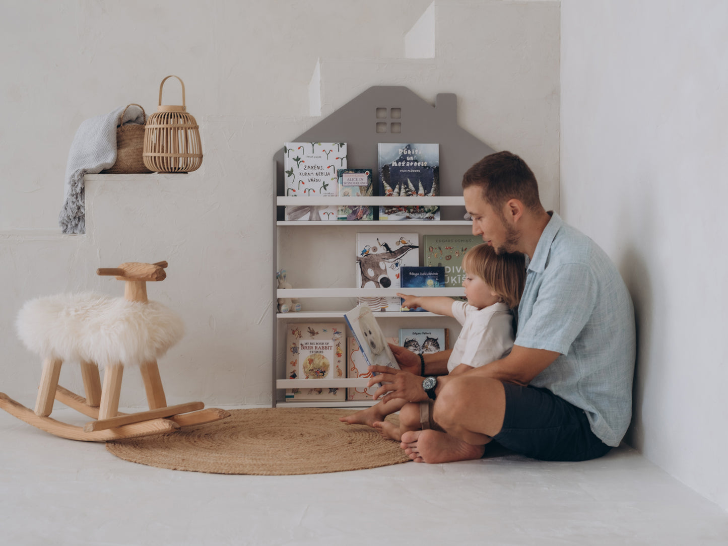 Wall-mounted house-shaped bookshelf – safe & space-saving Montessori book storage